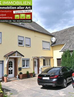 Wohnhaus mit schönen Zimmern sowie Garage und Nebengebäude - Plein