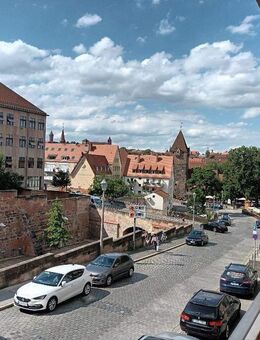 Nürnberg Altstadt: top 2-Zimmerwohnung, 2024 saniert, hochwertige Einbauküche, Balkon mit Burgblick, Parkettboden, Aufzug - zum 01.11.2025 verfügbar - Nürnberg