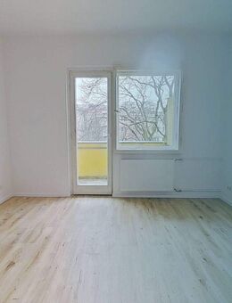 Sanierte 2,5-Zimmer-Altbauwohnung mit BALKON und EBK in Steglitz - Berlin