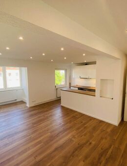 Sanierte 3 Zimmer, EBK und Balkon - Hannover