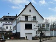 Solides Einfamilienhaus mit großem Platzangebot und 5 Garagen in unmittelbarer Nähe zum Neckar - Neckarsteinach