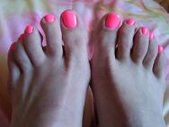 weiche Füße mit lackierten Zehen für Fußfetisch - Rottweil