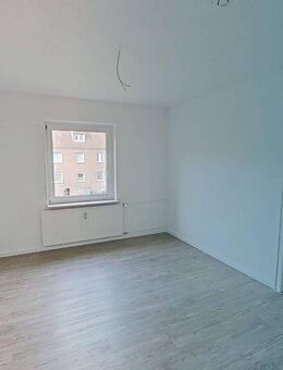 EINE KALTMIETE GESCHENKT: Wohnen, wo andere Urlaub machen: Geräumige 4-Zimmer-Wohnung mit Badewanne - Emden