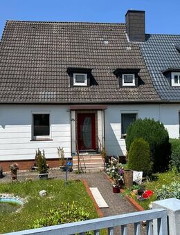 Doppelhaushälfte mit zwei Garagen und großem Grundstück zentral in Melsungen. - Melsungen