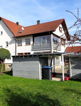 Attraktives Zweifamilienhaus mit Garagen, Stellplätzen und zusätzlichem Grundstück! - Gingen (Fils)