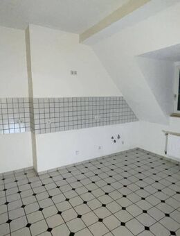 Für Junge und Junggebliebene. Tolle 2-Zimmer-Wohnung im 4. OG in Duisburg Ruhrort - Duisburg