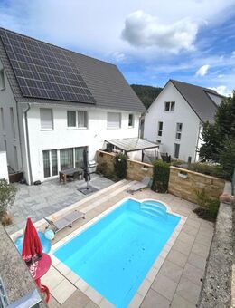 Neuwertige Doppelhaushälfte mit Traumgarten und beheiztem Pool. - Radolfzell (Bodensee)