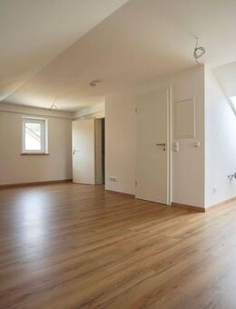 Kompakt, modern, gemütlich: 2-Zimmer-Dachgeschosswohnung frisch saniert - Schwandorf