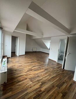 N-Schweinau, top renovierte 2-Zimmerdachgeschosswohnung mit neuem Duschbad und schöner Dachloggia im 4.OG ohne Lift - Nürnberg