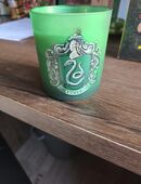 Harry Potter Slytherin Duftkerze grün mit Wappen in 52525