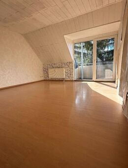 lichtdurchflutete - frisch renovierte - 3 Raum DG Wohnung in ruhiger Lage mit Balkon - Freiberg