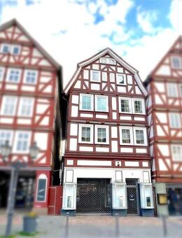 3 Wohnungen oder 5 Apartments: Wohnhaus möbliert, mit Gewerbefläche am Marktplatz in Homberg (Efze) - Homberg (Efze)