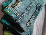 3viertel Gucci-Jeans mi grüngoldenem Bund in italienischer Größe 46 - Maintal