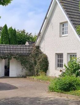 Charmante Doppelhaushälfte mit Einliegerwohnung, Gartenidylle und Pool in Rellingen - Rellingen