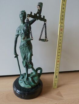 Bronzestatue Lady Justitia - Plön