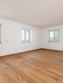 Neubau: Attraktive 3-Zimmer-Wohnung mit Terrasse und Gartenanteil im Erdgeschoss - Plößberg