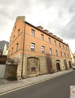 Vielseitiges Immobilienhighlight: Ehemaliges Bankgebäude mit Praxisräumen und Wohnungen in 97618 Hollstadt - Hollstadt