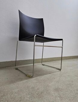 Zwei schwarze Stühle – modern mit exzellentem Sitzkomfort - München