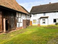 Geboten wird ein sanierungsbedürftiges Landhaus mit Scheune, Stallungen und großer Garage - Hohenstein (Thüringen)