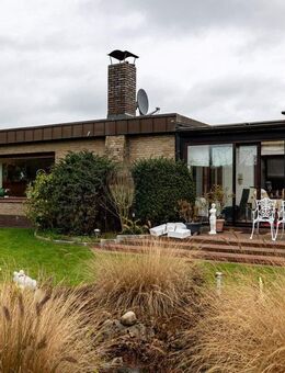 *** LIEBEVOLLER BUNGALOW in FAMILIENFREUNDLICHER LAGE und WARMEN MAUERWERK sowie GLASFASER *** - Brake (Unterweser)