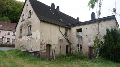 Sanierungsobjekt mit Potenzial – freistehendes Mehrfamilienhaus auf großem Bauplatz, auch für Abriss geeignet