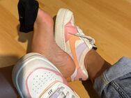 Kleiner 37 Fuß in Nike Sneaker , getragene Schuhe und Socken abzugeben - Hannover