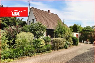 Altes Haus auf schönem Grundstück