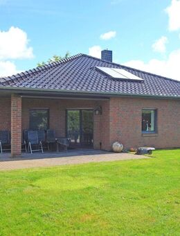 Ebenerdiger Walmdachbungalow mit großer Garage in ruhiger, aber recht zentraler Lage in Brunsbüttel - Brunsbüttel