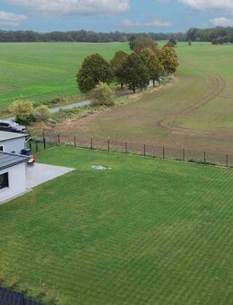 Ebenerdig wohnen in Feldrandlage: Energieeffizienter 4-Zi.-Bungalow mit großen Garten nahe Parchim - Rom