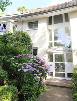 Ruhig und zentral: 3-Zi.-Wohnung, renoviert mit neuer Küche , Designboden & Tiefgaragenstellplatz" - Ahrensburg