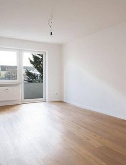 Schöne renovierte 3 Zimmerwohnung mit Balkon und Einzelgarage - München