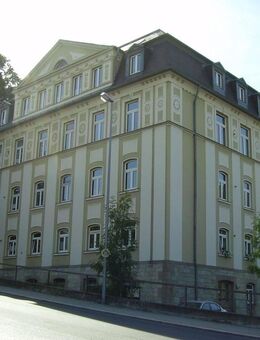 Interesse? Große Dachgeschoss-Wohnung mit drei Zimmern - Hof