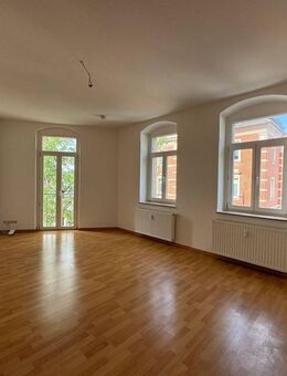 Helle 2-Zimmer-Wohnung mit offener Küche in zentraler Lage - Freital