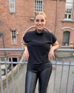 Süße Blondine sucht diskrete Sex Dates