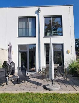 Moderne, sehr hochwertig ausgestattete Doppelhaushälfte in herrlicher Randlage - Burgthann