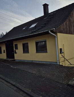Renditeobjekt oder Mehrgenerationenhaus mit drei in sich abgeschlossenen Wohnungen - Grünebach
