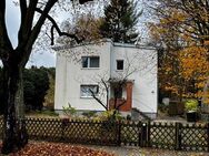 Grundstück mit 2 Familienhaus zur Entwicklung - Berlin