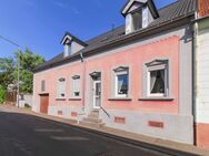 Richtig zuhause: Umgebautes Bauernhaus mit Garten, einer Garage und 2 Freistellplätzen - Homburg