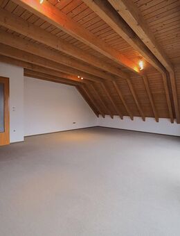 Gemütliche, teil-renovierte 3-Zimmer-Wohnung mit Balkon und Garage in Laichingen - Laichingen
