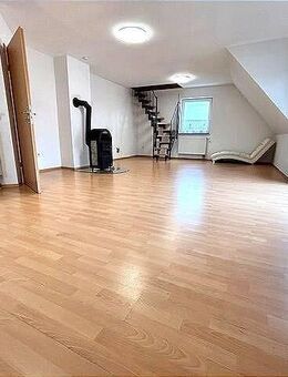 Großzügig geschnittene helle 3,5- Zi. Wohnung 1 OG mit Balkon - Pyrbaum