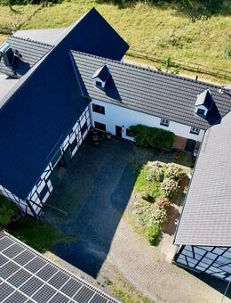 Asbach Ortsteil, Nähe Bonn! Wohn - Ensemble mit 2 Häusern, Stallungen, Reitplatz und Weiden! - Asbach (Landkreis Neuwied)