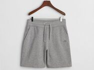Gant Sweatshorts REG SHIELD SWEAT SHORTS mit einer kleinen Logostickerei unter der Eingriffstasche