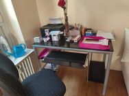 Schreibtisch mit Stuhl - Essen