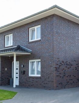 Neuwertiges, gepflegtes Zweifamilienhaus mit Carports und Garten - Elsfleth