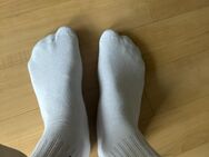 M21 [POLIZIST] verkauft getragene Socken - Augsburg