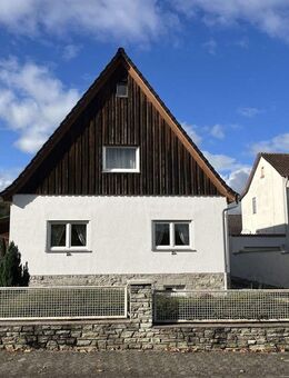 1-2 Familienhaus mit 8 Zimmern und schönem grossen Garten sowie Garage / Stellplätze - Rosbach (Höhe)