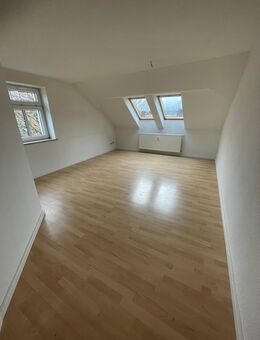 Renovierte 3-Raum-Wohnung im Dachgeschoss -Küche und Bad mit Fenster- in guter Lage zu vermieten! - Glauchau