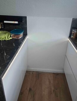 Neue Nobilia Küche. Weiß, Modern mit Siemens / Neff E-Geräte - Duisburg