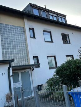 Gepflegte 4-Zimmer-Eigentumswohnung mit großem Balkon + Gartenanteil in einem 3-Familien-Haus in Erlangen-Büchenbach - Erlangen