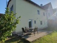 Charmantes Haus (DHH) mit großem Garten in ruhiger Lage in Schwarzenbach - Burgthann